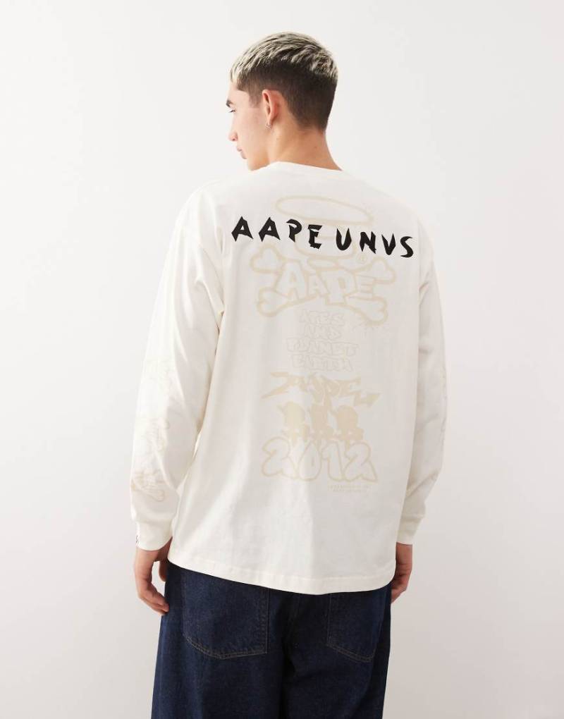 AAPE BY A BATHING APE - Kastiges, langärmliges T-Shirt in Wollweiß mit Prints an der Brust und an den Ärmeln von AAPE BY A BATHING APE®
