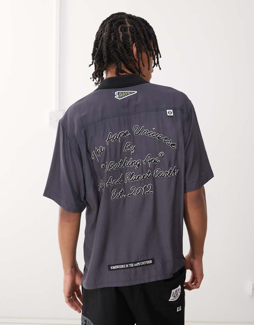 AAPE BY A BATHING APE - Kurzärmliges Worker-Hemd in Dunkelgrau mit Stickerei hinten von AAPE BY A BATHING APE®