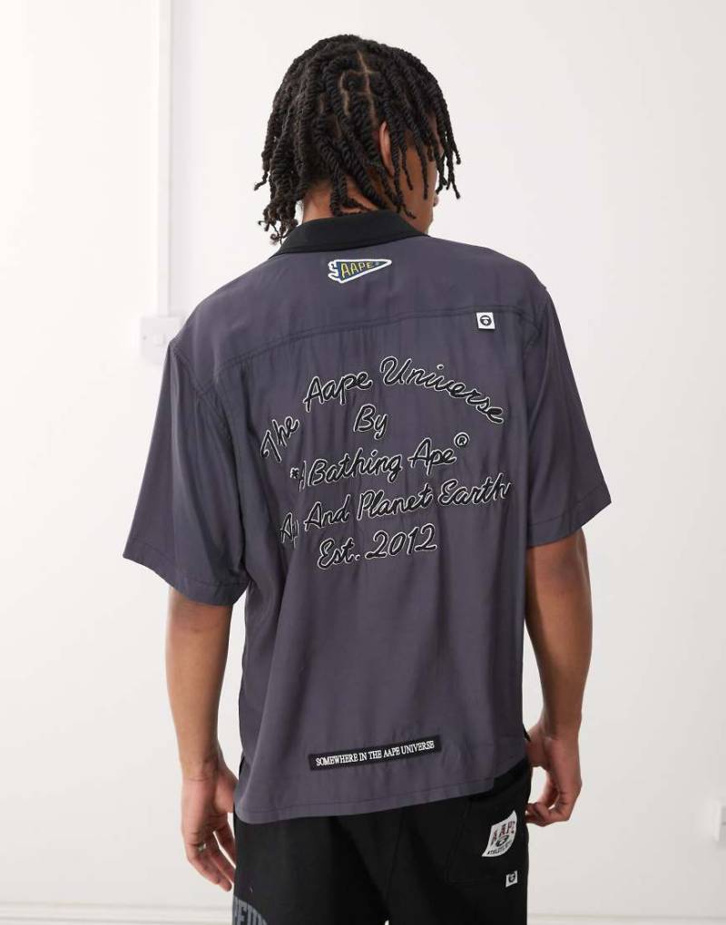 AAPE BY A BATHING APE - Kurzärmliges Worker-Hemd in Dunkelgrau mit Stickerei hinten von AAPE BY A BATHING APE®