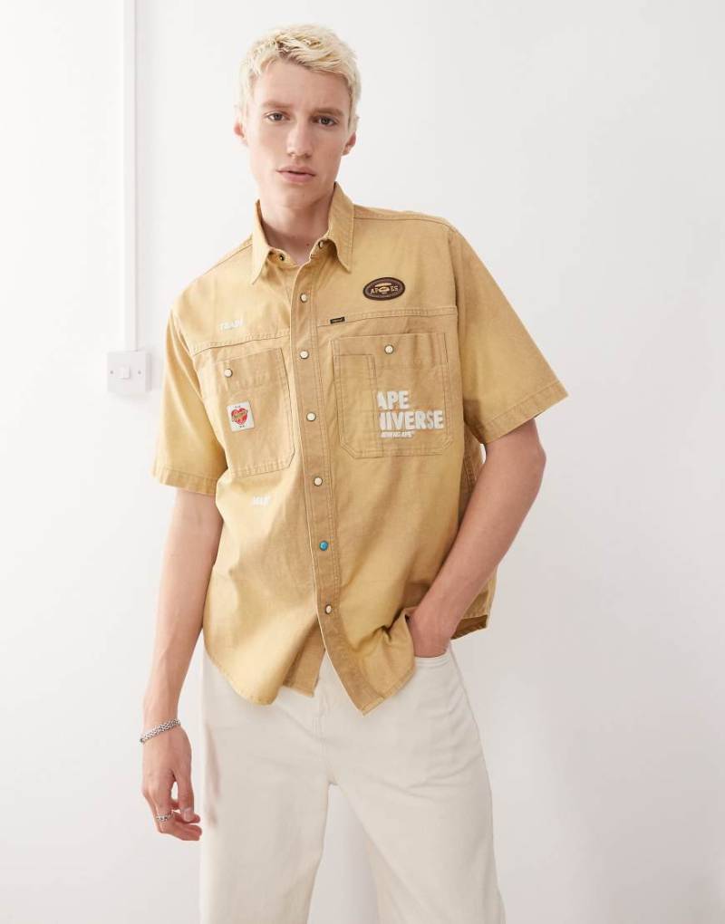 AAPE BY A BATHING APE - Kurzärmliges Worker-Hemd mit Beige und Stickerei hinten-Neutral von AAPE BY A BATHING APE®