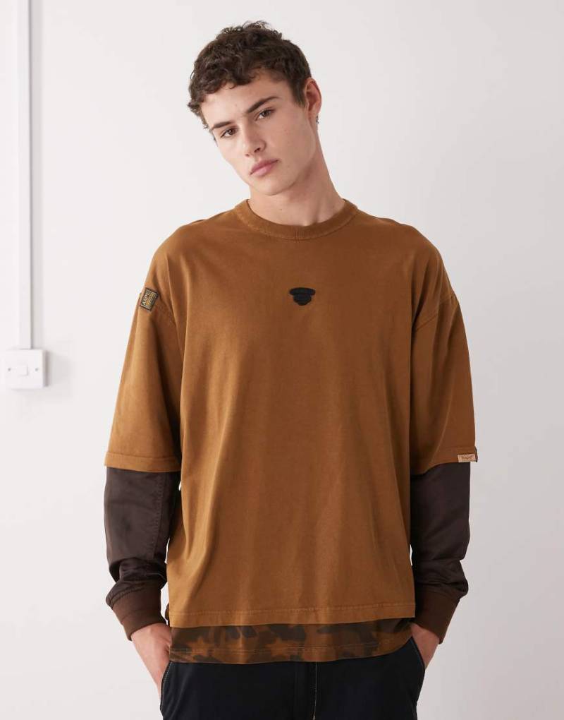 AAPE BY A BATHING APE - Langärmliges, doppellagiges Oversize-T-Shirt in Braun mit Military-Muster-Einsatz-Bunt von AAPE BY A BATHING APE®