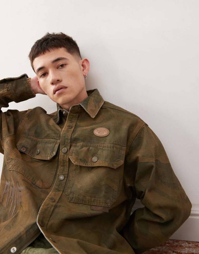 AAPE BY A BATHING APE - Langärmliges Hemd mit verblasstem Print in Braun und weiteren Farben-Neutral von AAPE BY A BATHING APE®