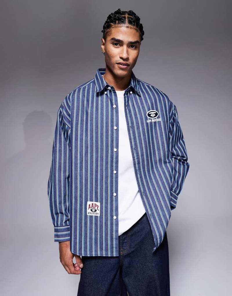AAPE BY A BATHING APE - Langärmliges Oversize-Hemd in Marineblau mit Streifen und Stickerei hinten von AAPE BY A BATHING APE®