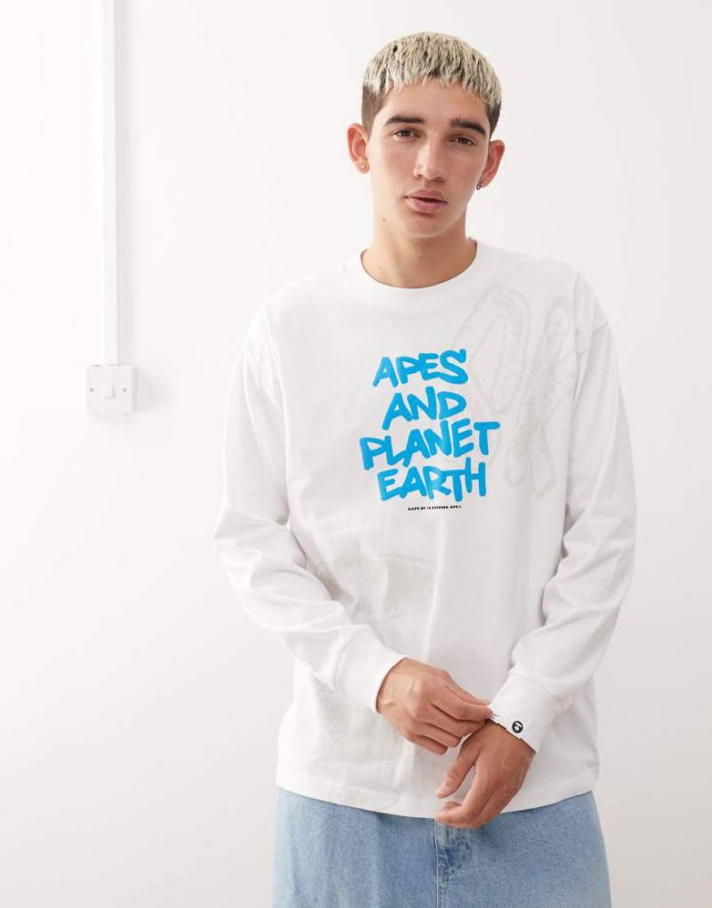AAPE BY A BATHING APE - Langärmliges T-Shirt in Weiß mit auffallendem Skizzen-Print von AAPE BY A BATHING APE®
