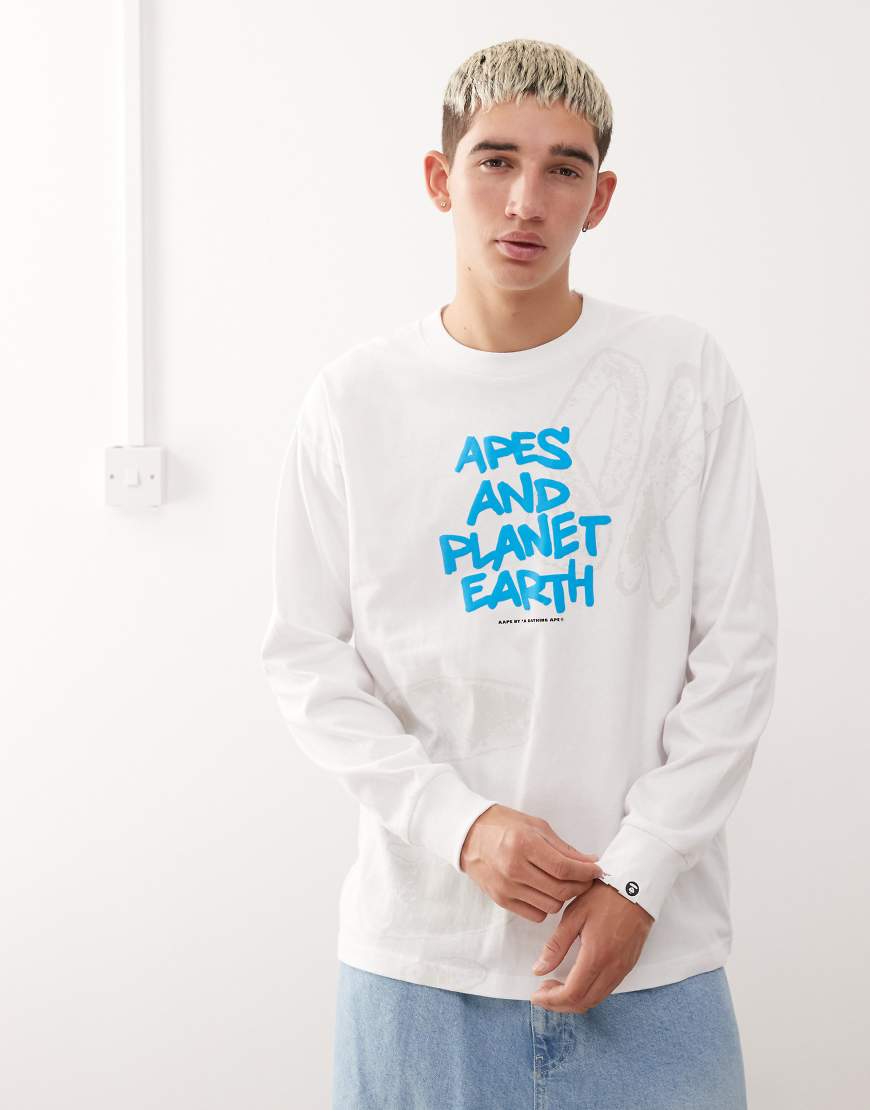 AAPE BY A BATHING APE - Langärmliges T-Shirt in Weiß mit auffallendem Skizzen-Print von AAPE BY A BATHING APE®