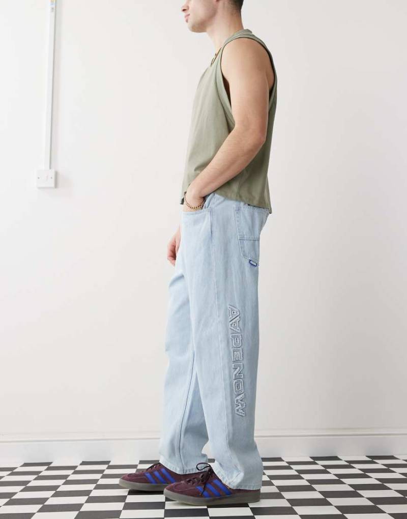 AAPE BY A BATHING APE - Lockere Jeans in hellblauer Waschung mit Logo von AAPE BY A BATHING APE®