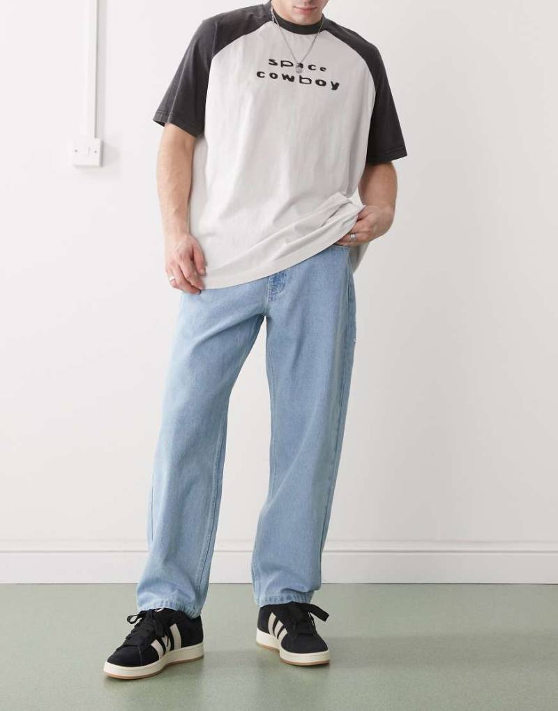 AAPE BY A BATHING APE - Lockere Jeans in hellblauer Waschung von AAPE BY A BATHING APE®