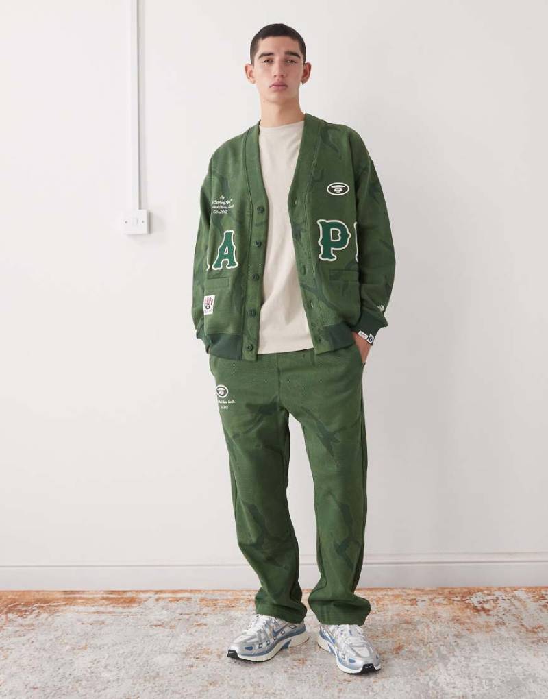 AAPE BY A BATHING APE - Loose-Fit-Jogginghose in Dunkelgrün mit Military-Muster-Bunt von AAPE BY A BATHING APE®