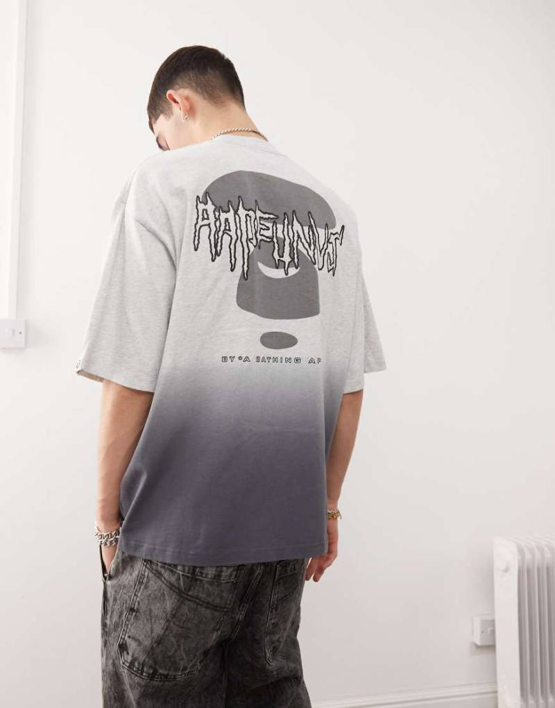 AAPE BY A BATHING APE - Mehrfarbiges T-Shirt in grauem Farbverlauf mit Logo-Print auf der Rückseite von AAPE BY A BATHING APE®