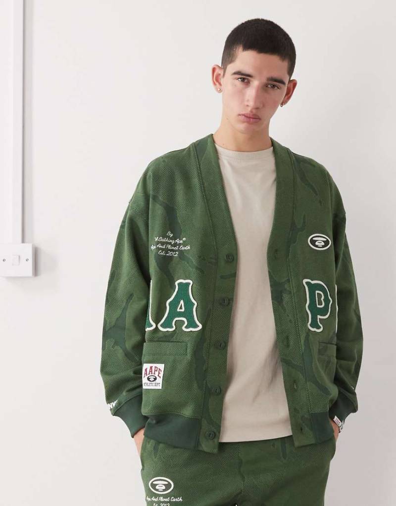 AAPE BY A BATHING APE - Oversize-Strickjacke in Dunkelgrün mit Military-Muster und Logo-Stickerei-Bunt von AAPE BY A BATHING APE®