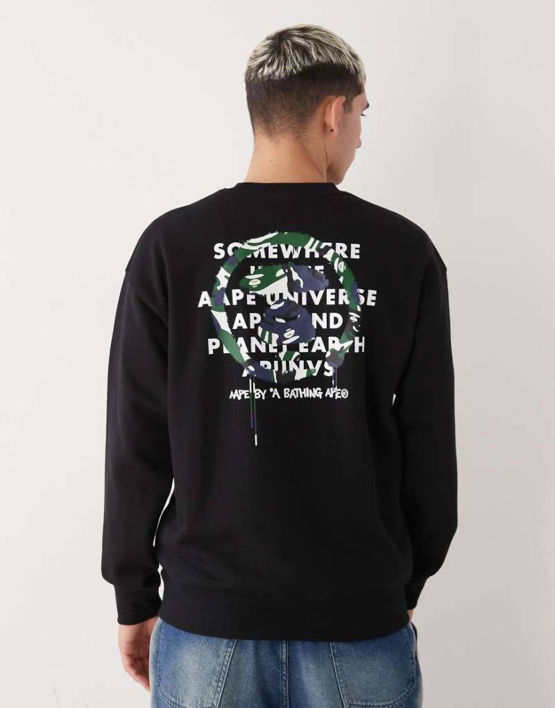 AAPE BY A BATHING APE - Oversize-Sweatshirt in Schwarz mit Rundhalsausschnitt und Camouflage-Logoprint auf Brust und Rücken-Bunt von AAPE BY A BATHING APE®