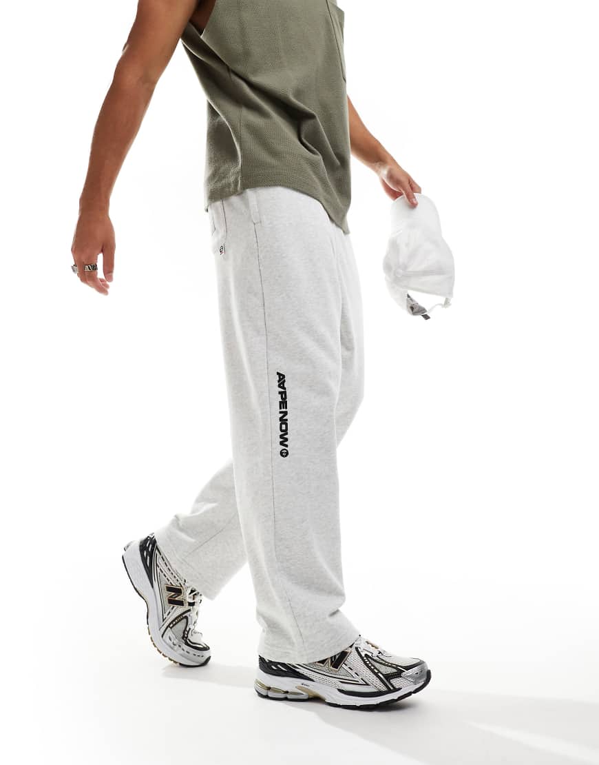 AAPE BY A BATHING APE - Schmal zulaufende Jogginghose in Grau meliert mit Logo von AAPE BY A BATHING APE®