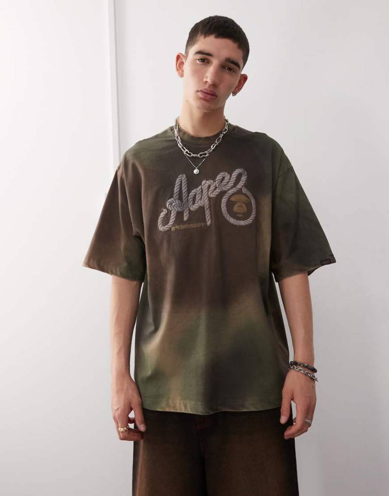 AAPE BY A BATHING APE - T-Shirt in Grün mit Military-Muster von AAPE BY A BATHING APE®