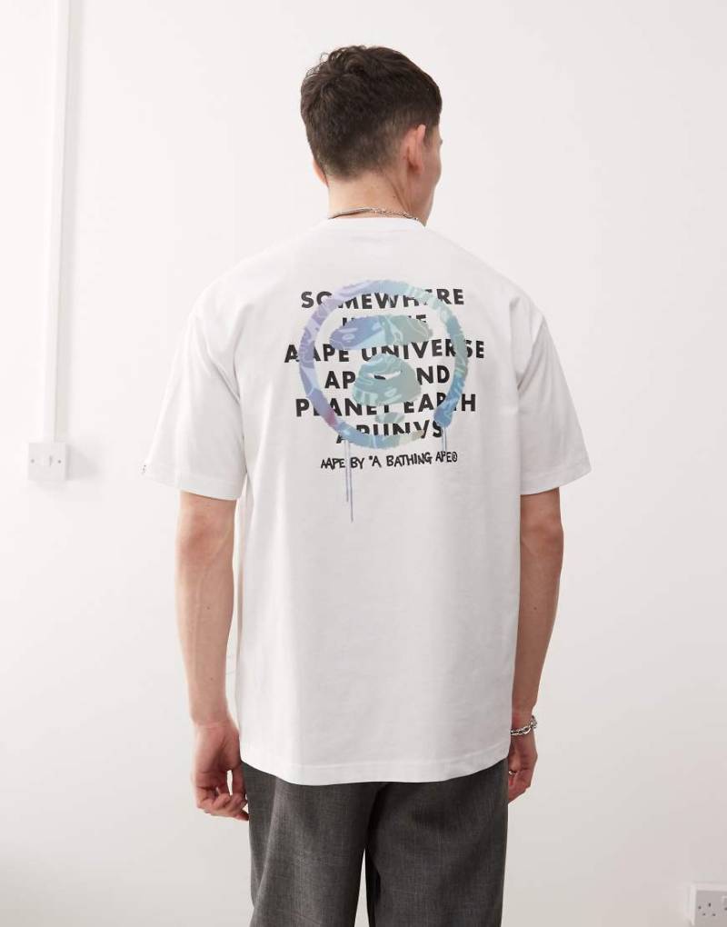 AAPE BY A BATHING APE - T-Shirt mit buntem Logoprint auf dem Rücken-Weiß von AAPE BY A BATHING APE®