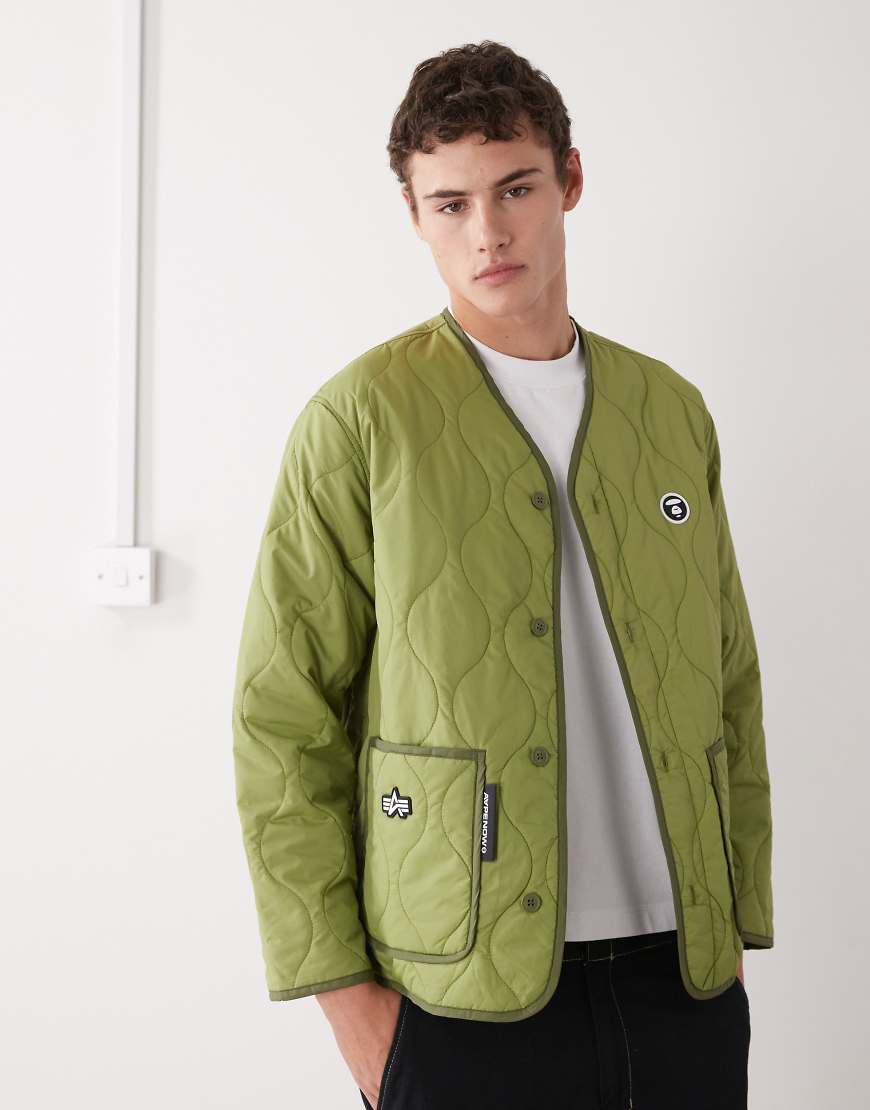 AAPE BY A BATHING APE x Alpha Industries - Wattierte Innenjacke in Khaki-Grün von AAPE BY A BATHING APE®