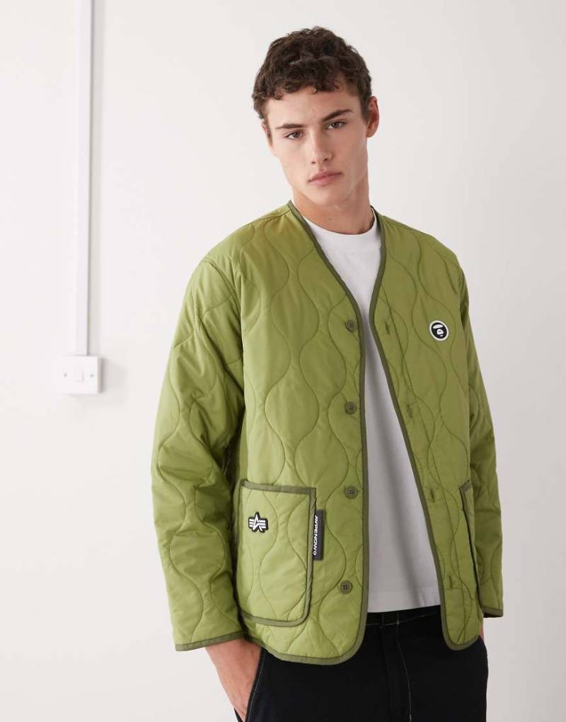 AAPE BY A BATHING APE x Alpha Industries - Wattierte Innenjacke in Khaki-Grün von AAPE BY A BATHING APE®