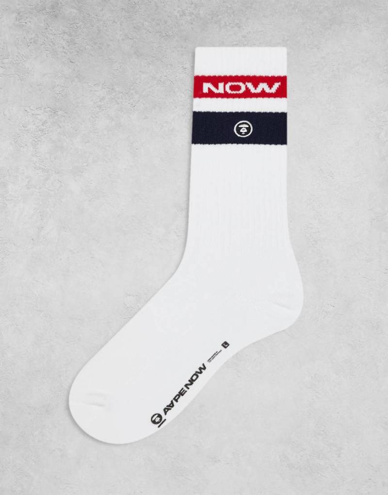 AAPE By A Bathing Ape - Gestreifte Socken in Weiß mit Logo von AAPE BY A BATHING APE®