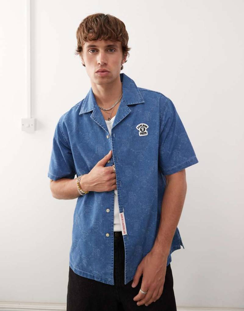 AAPE by A BATHING APE - Jeanshemd in blauer Waschung mit Stickerei auf der Rückseite von AAPE BY A BATHING APE®