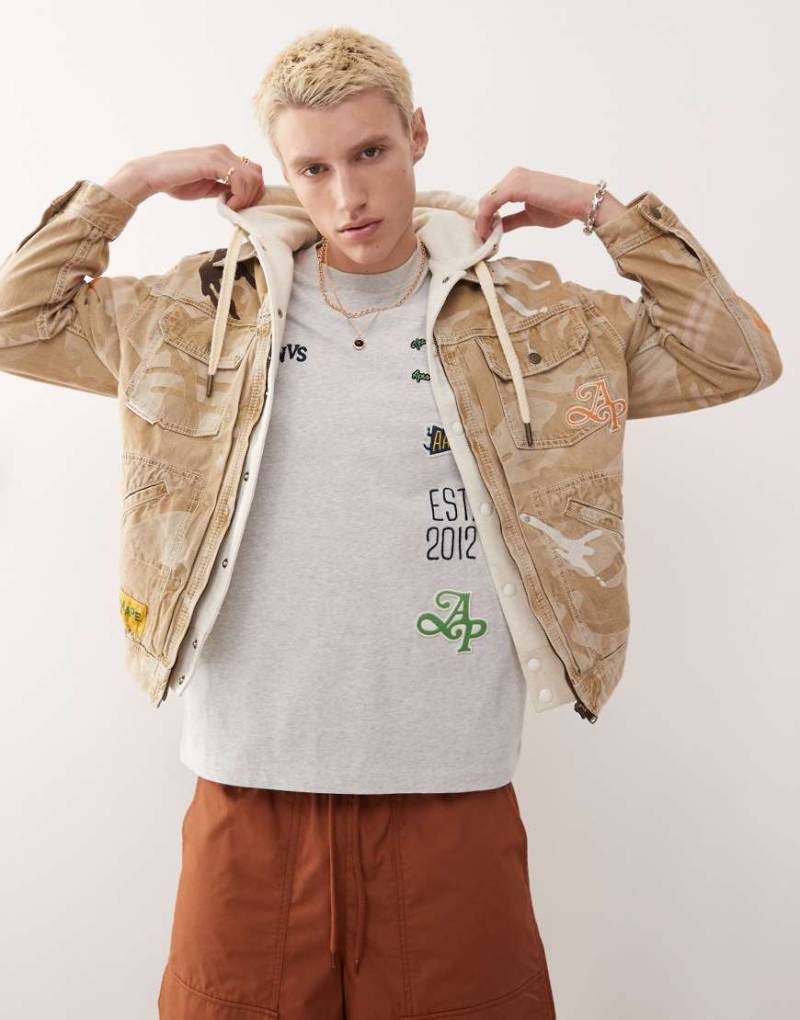 AAPE by A BATHING APE - Jeansjacke in Beige mit Military-Muster-Neutral von AAPE BY A BATHING APE®