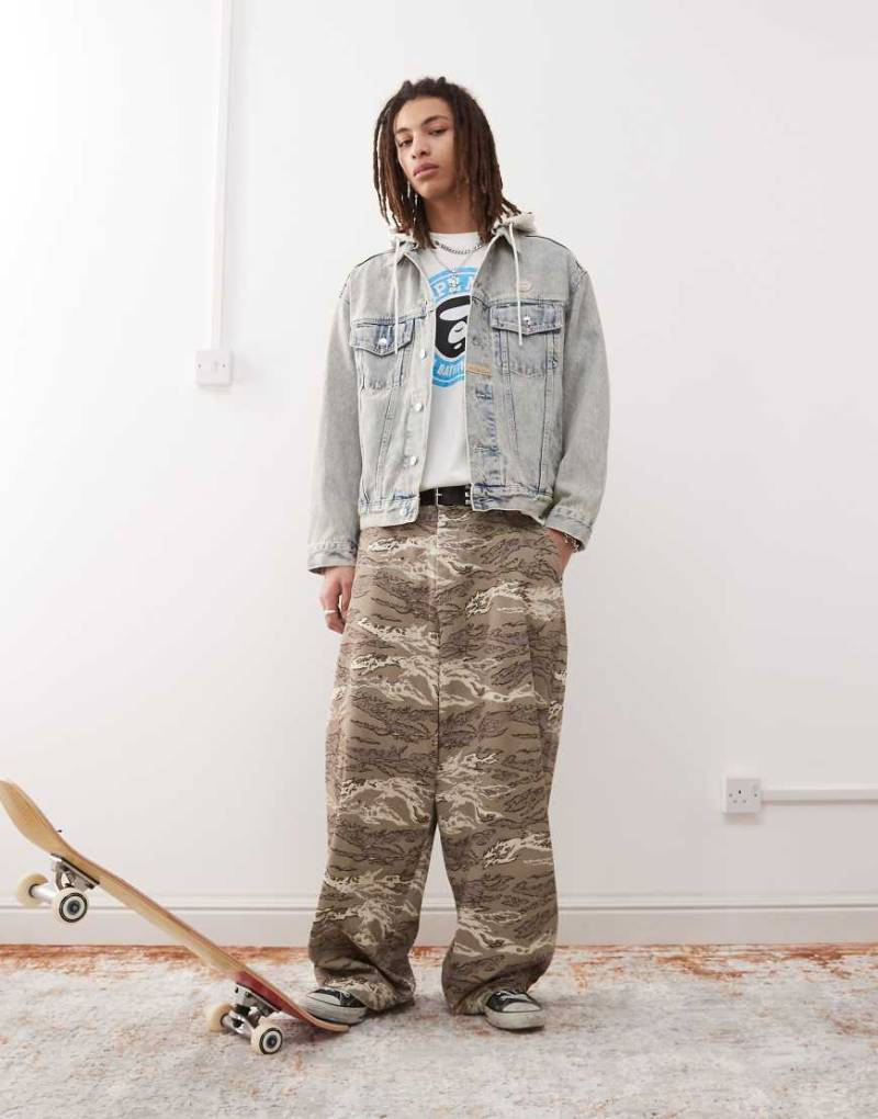 AAPE by A BATHING APE - Jeansjacke in Hellblau mit Kapuze und Rücken-Stickerei von AAPE BY A BATHING APE®