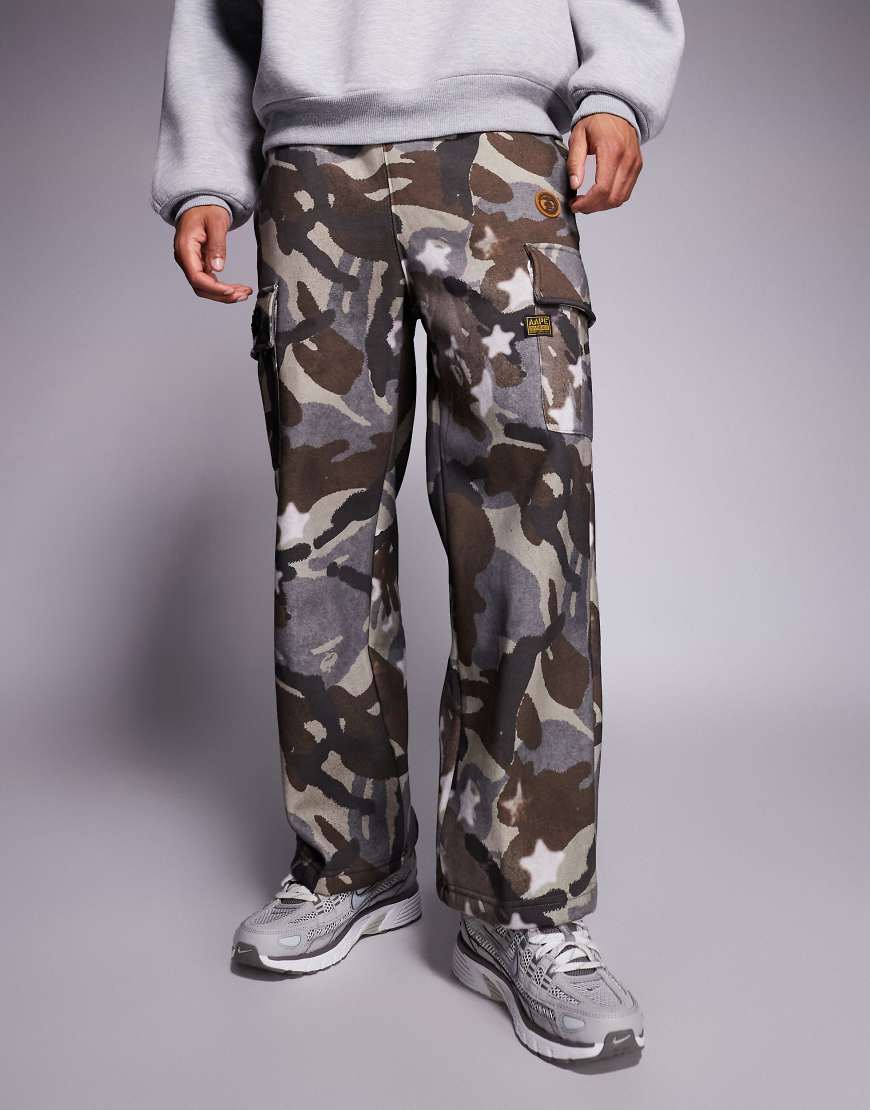 AAPE by A BATHING APE - Lockere Cargohose mit braunem Camouflage-Print-Brown von AAPE BY A BATHING APE®