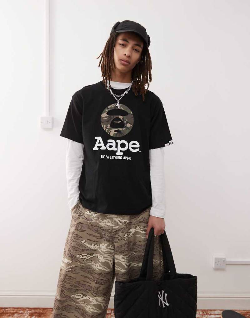 AAPE by A BATHING APE - T-Shirt in Schwarz mit Logo im Military-Muster von AAPE BY A BATHING APE®