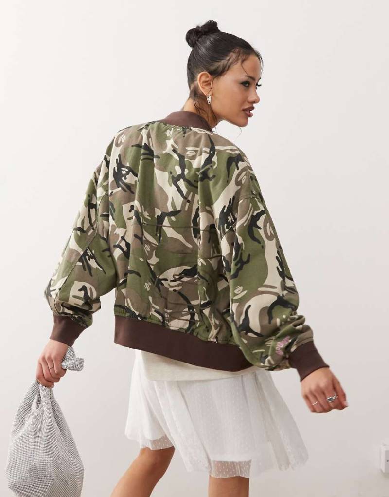 AAPE by A BATHING APE - Bomberjacke mit Tarnmuster in Khaki-Grün von AAPE BY A BATHING APE®