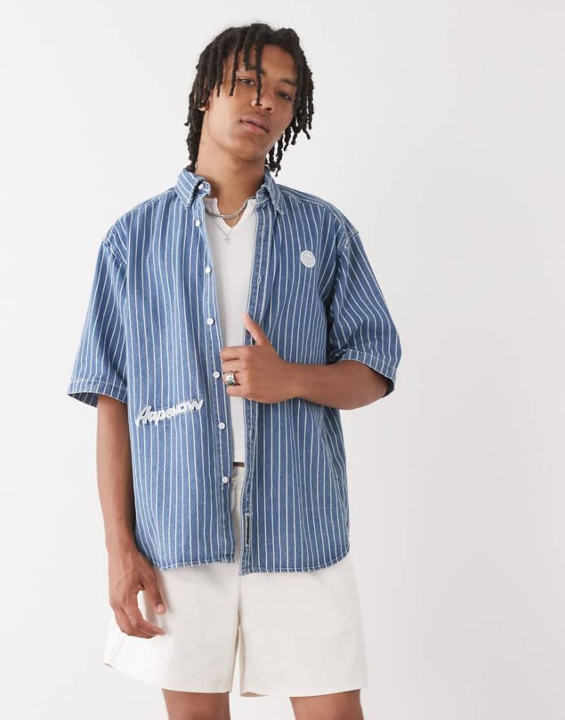 Aape by A Bathing Aape - Locker geschnittenes, kurzärmliges Hemd aus Denim in mittelblauer Waschung mit Streifen von AAPE BY A BATHING APE®