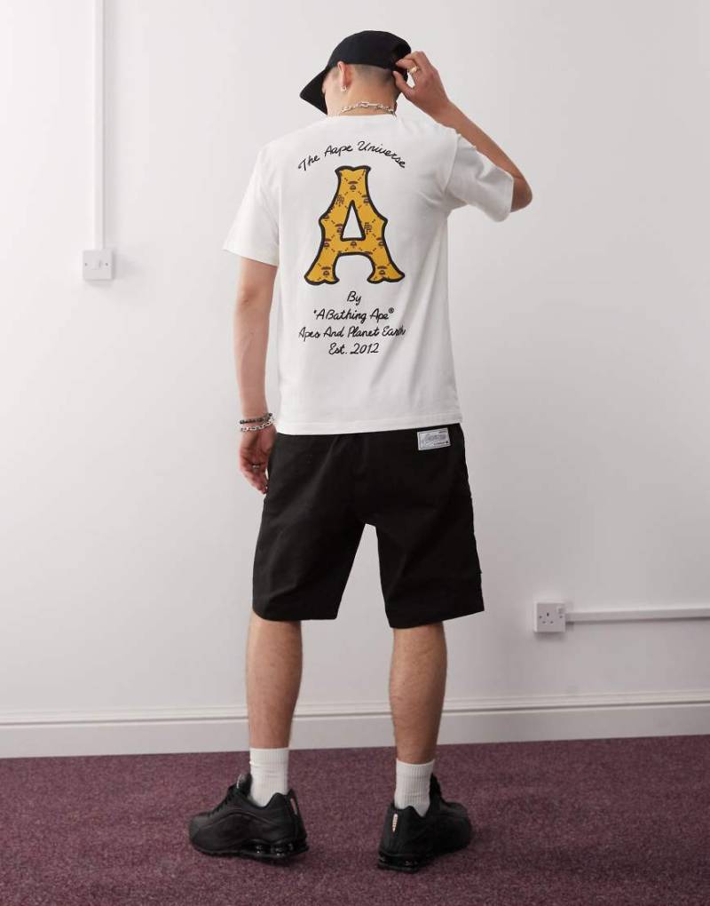 Aape by A Bathing Ape A - T-Shirt in Cremeweiß mit Logoprint auf dem Rücken von AAPE BY A BATHING APE®