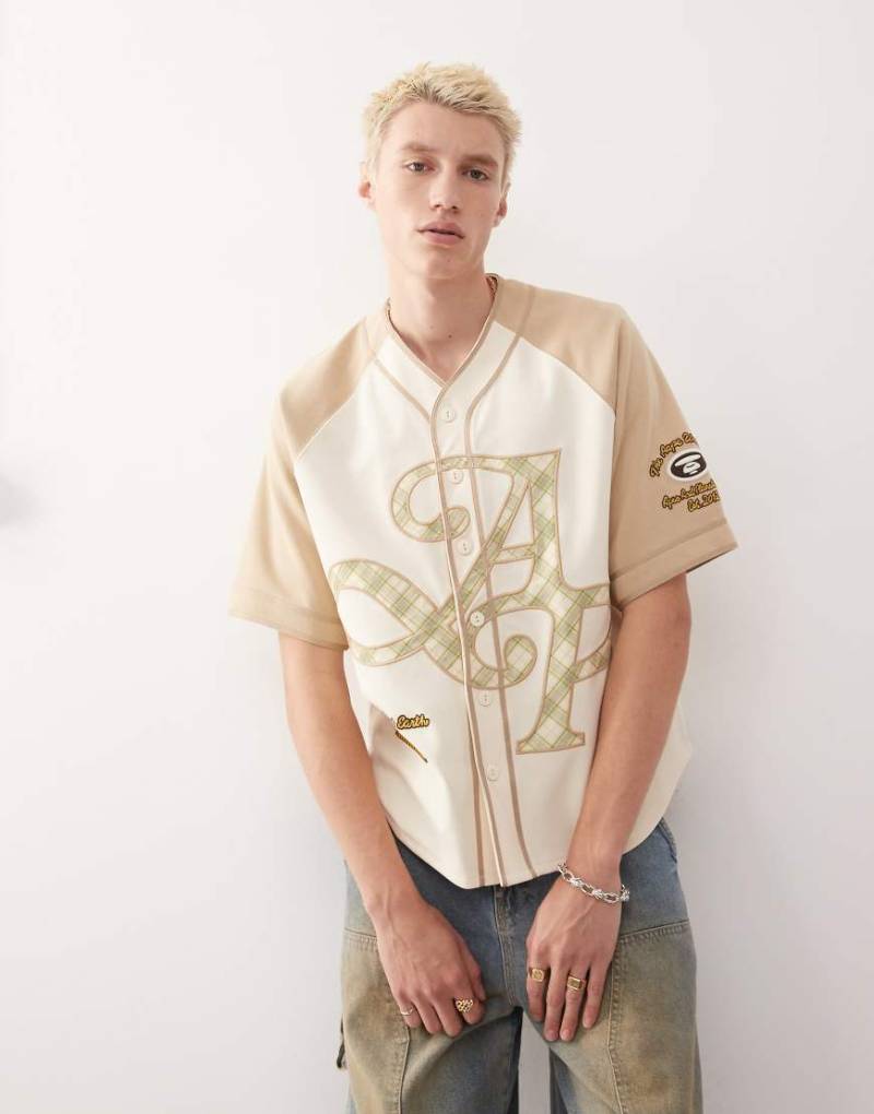 Aape by A Bathing Ape - Baseball-T-Shirt in Beige mit College-Print-Neutral von AAPE BY A BATHING APE®