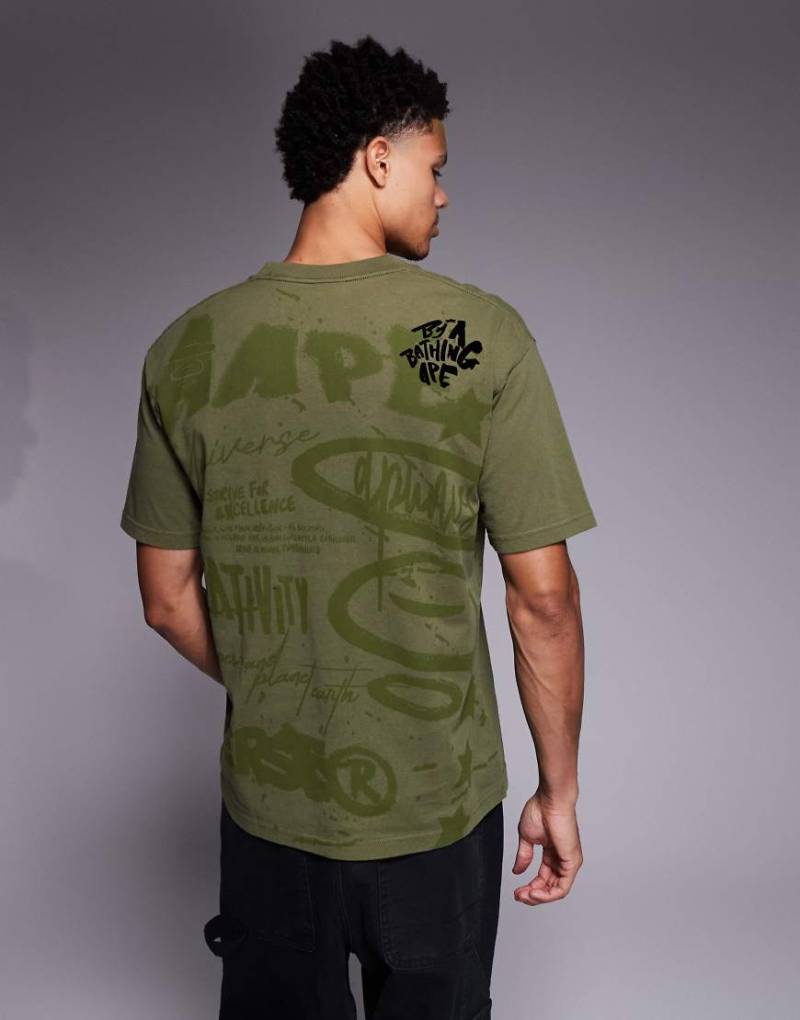 Aape by A Bathing Ape - Boxy Fit T-shirt in Grün mit Graffiti-Rückenprint von AAPE BY A BATHING APE®