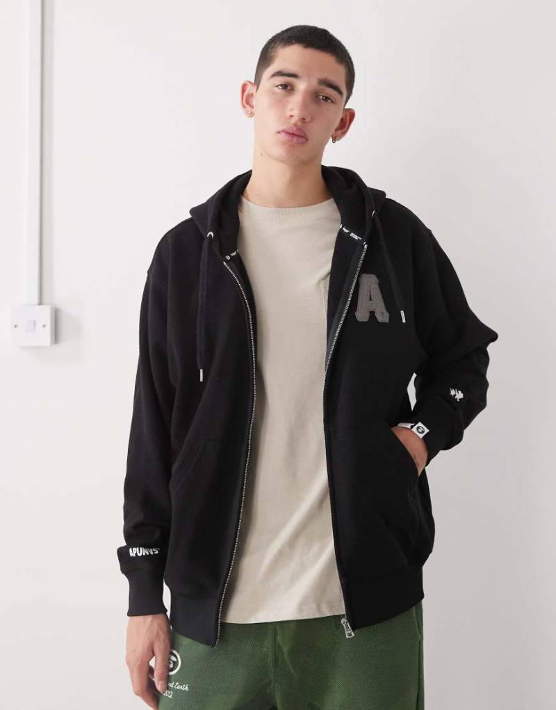 Aape by A Bathing Ape - Kapuzenjacke in Schwarz mit Reißverschluss und A-Applikation von AAPE BY A BATHING APE®