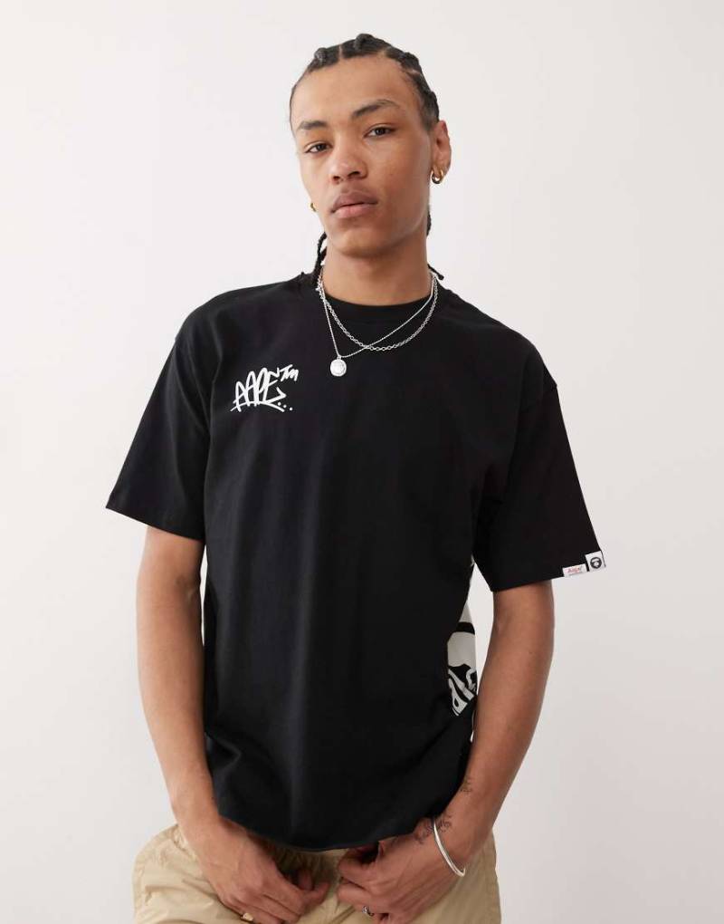Aape by A Bathing Ape - Kastiges T-Shirt in Schwarz mit platziertem Skater-Logoprint von AAPE BY A BATHING APE®