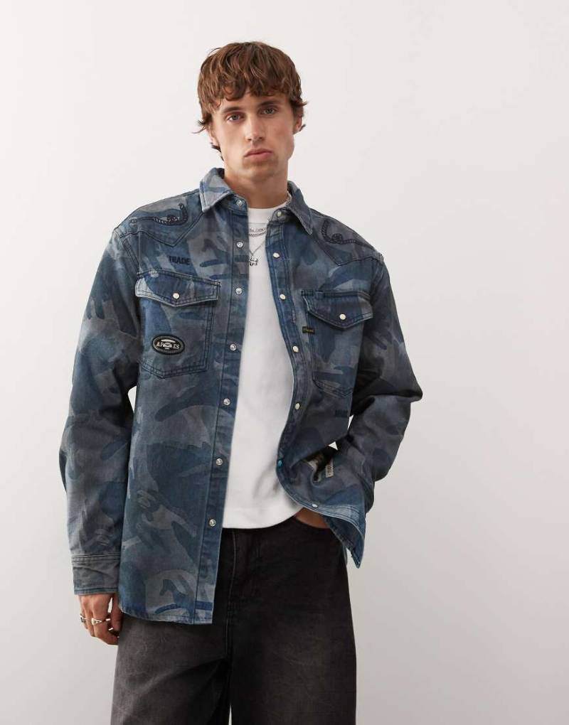 Aape by A Bathing Ape - Langärmliges Loose Fit Jeanshemd aus blauem Jacquard mit Military-Muster von AAPE BY A BATHING APE®