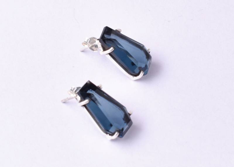 Dunkelblaue Sargform-Moderne Ohrstecker in 925 Sterlingsilber-Echter Londoner Blautopas Große Smaragdschliffohrringe-Her Jubiläumsgeschenk von AARJewels
