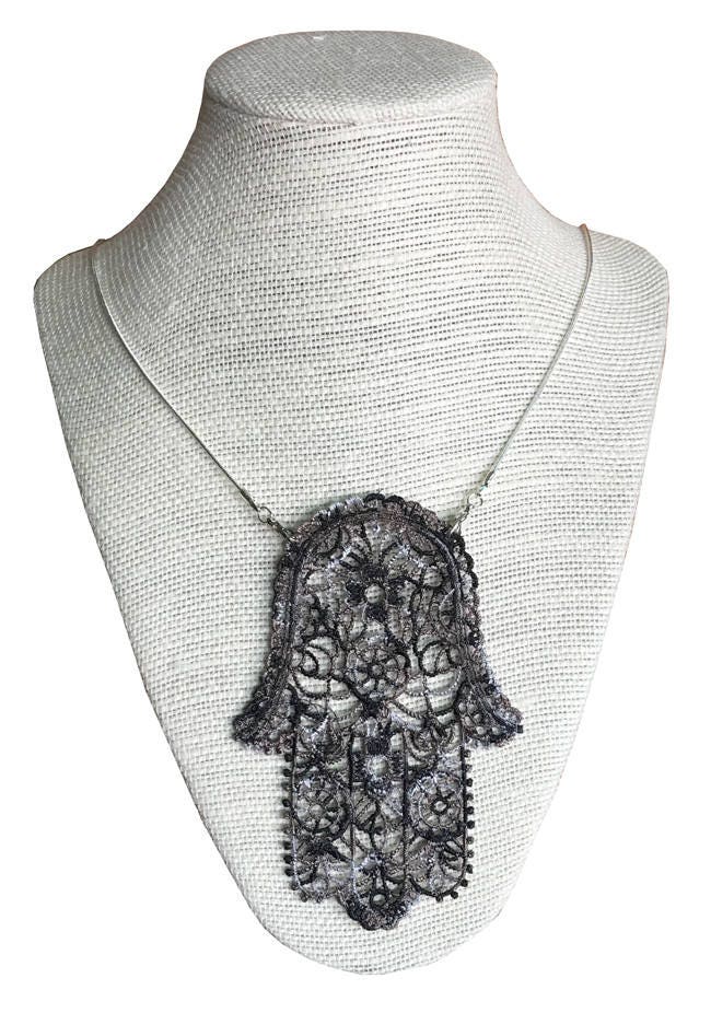 Schwarz Und Weiß-Spitze-Halskette - Einzigartig Aussehen Hamsa Halskette Geschenk Unter 30, 00 Monochromen Stil Bib Schwarz Und Weiß-Spitze-Halskette - Einzigartig Aussehen Hamsa Halskette Geschenk Unter 30, 00 Monochromen Stil Bib von ABCEmbroideryDesigns