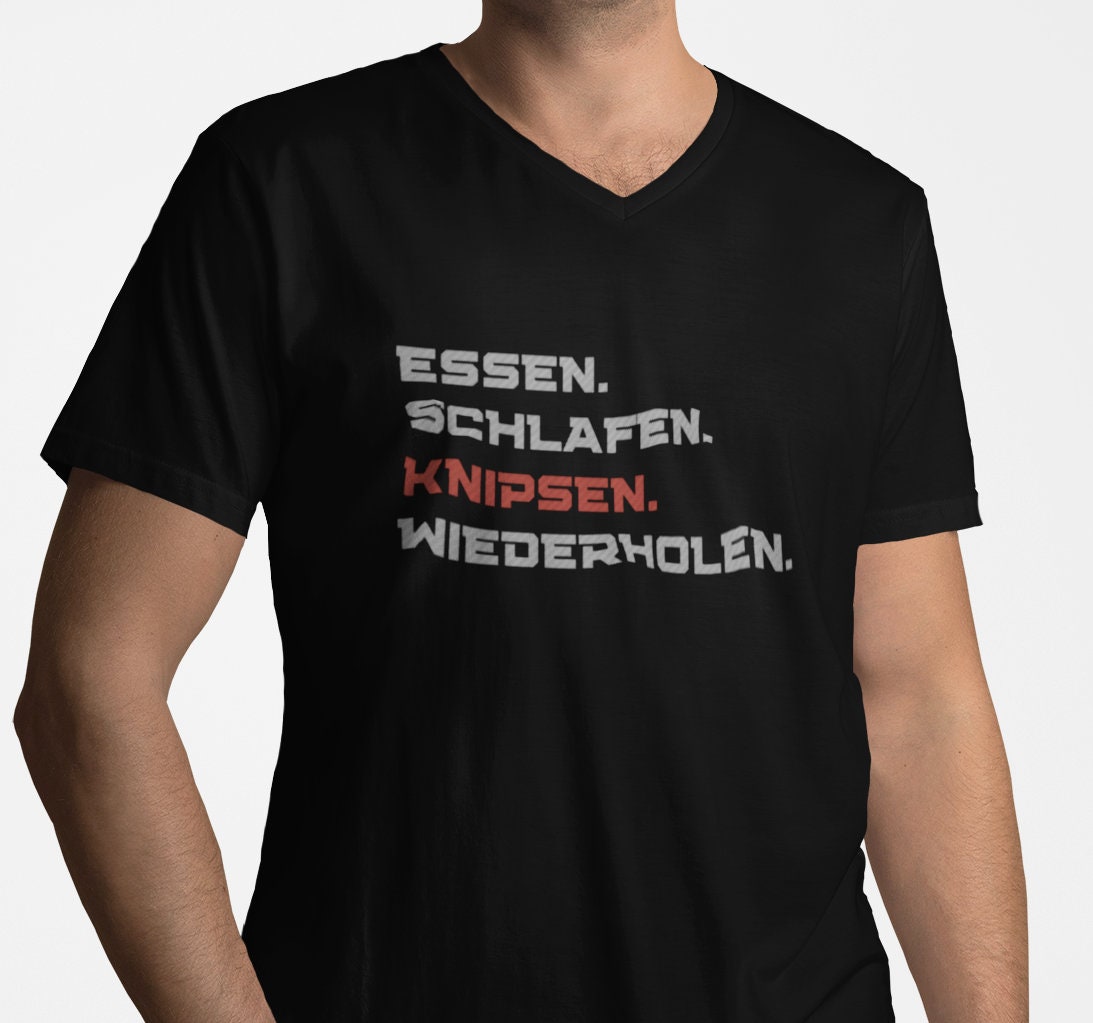 Essen Schlafen Knipsen Wiederholen - Fotografie V-Neck Shirt Essen Schlafen Knipsen Wiederholen - Fotografie V-Neck Shirt von ABFoliendesign
