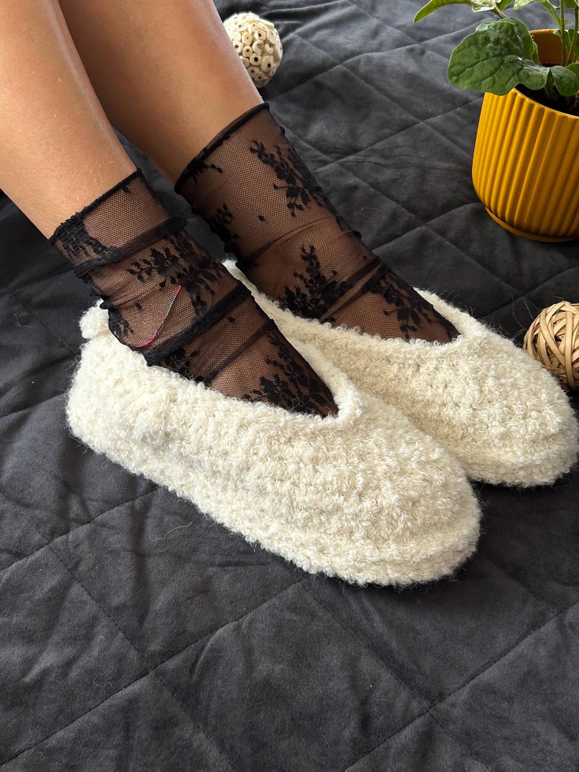 Handgefertigte Häkel-Ballerinas Aus Alpaka-Bouclé Und Baumwolle Für Damen Handgefertigte Häkel-Ballerinas Aus Alpaka-Bouclé Und Baumwolle Für Damen von ABHansaTextilgarn