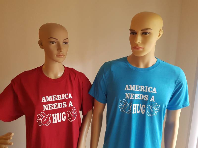 Amerika Braucht A Hug.trending T-Shirts, Handgemacht, Vinyl-Drucke, Liebe Spaß T-Shirts Amerika Braucht A Hug.trending T-Shirts, Handgemacht, Vinyl-Drucke, Liebe Spaß T-Shirts von ABONGOWEAR