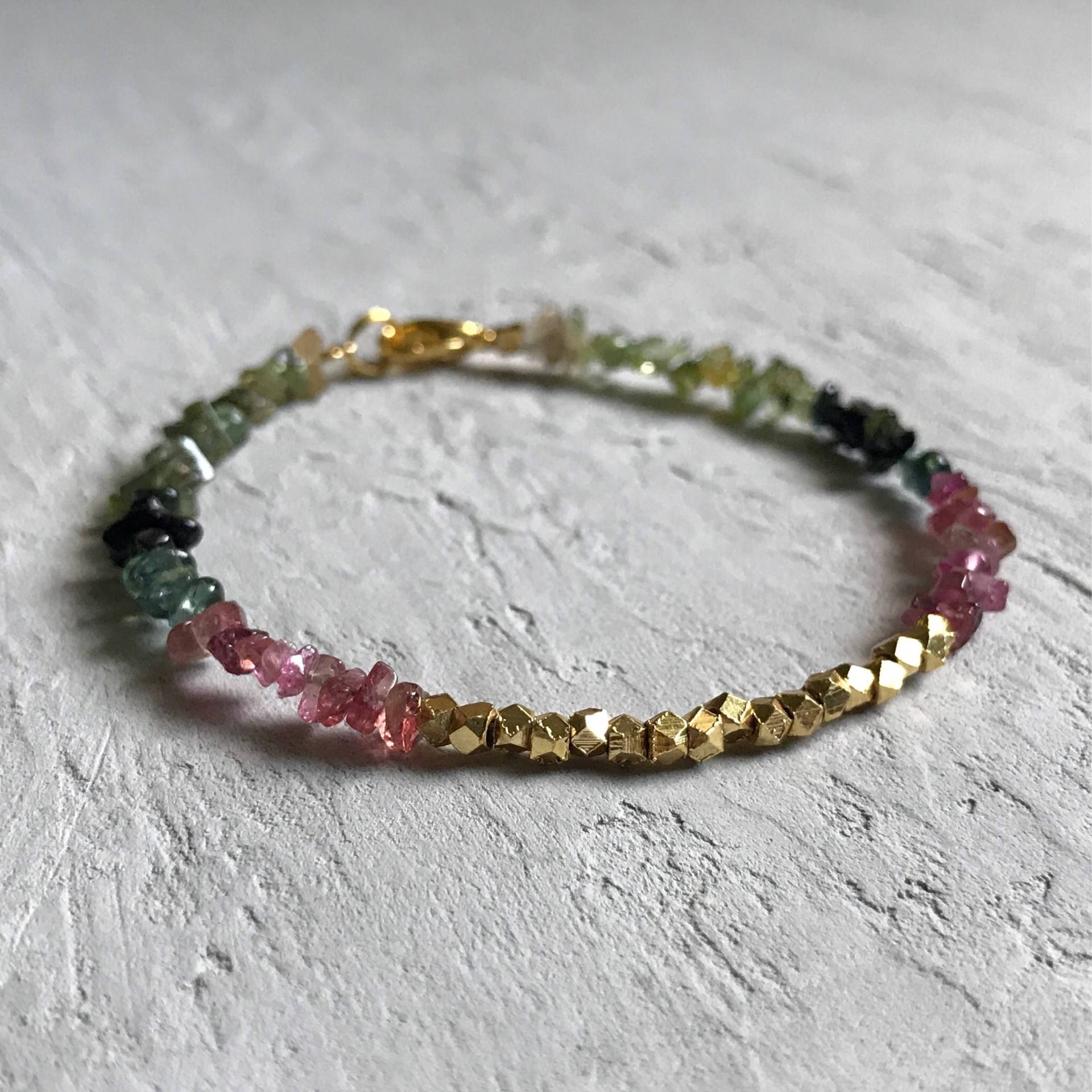 Ein Armband Aus Rohen Wassermelonen-Turmalin-Splittern Mit 24 Karat Vergoldung Ein Armband Aus Rohen Wassermelonen-Turmalin-Splittern Mit 24 Karat Vergoldung von ABRIDGMENT