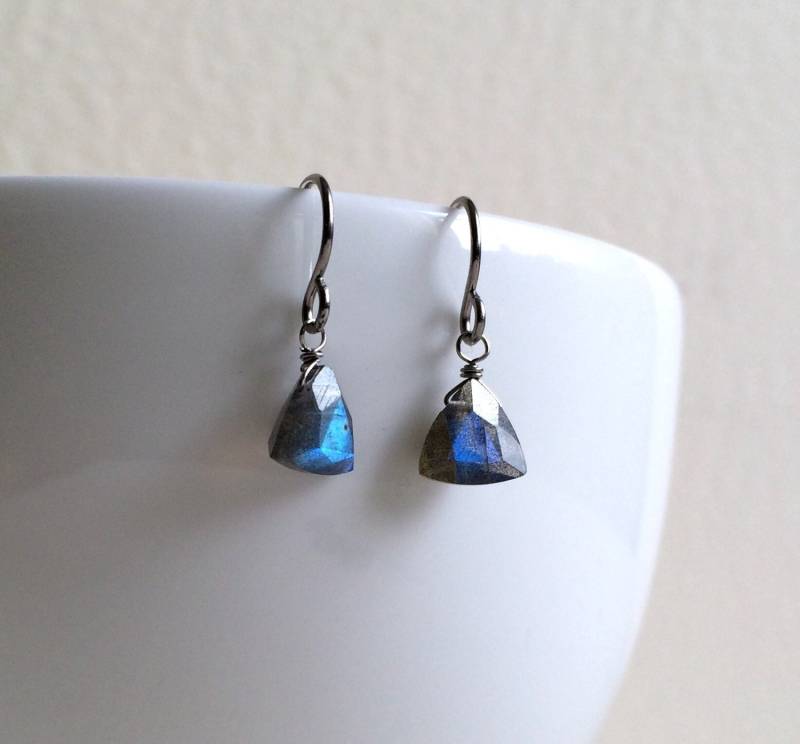 Facettierte Dreieck Labradorit Chirurgenstahl Ohrringe Facettierte Dreieck Labradorit Chirurgenstahl Ohrringe von ABRIDGMENT