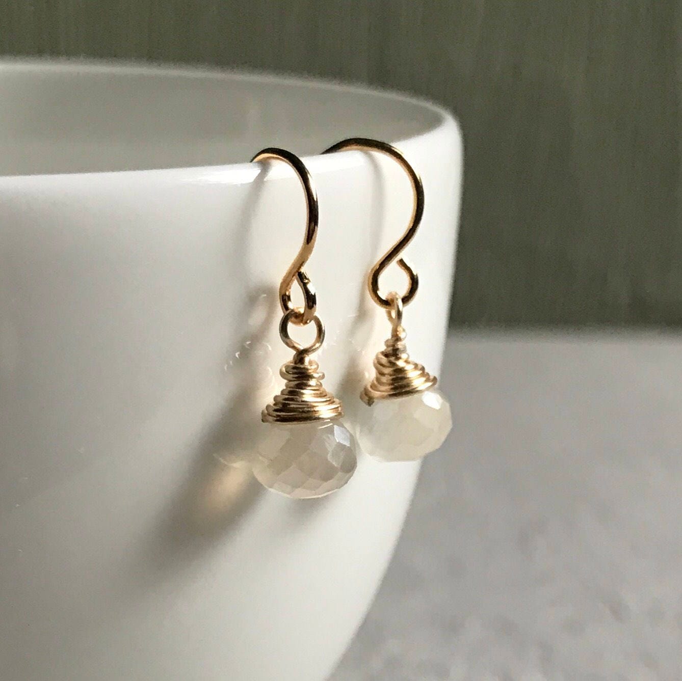Perle Weiße Chalcedon Hypoallergen Gold Tropfen Ohrringe Perle Weiße Chalcedon Hypoallergen Gold Tropfen Ohrringe von ABRIDGMENT