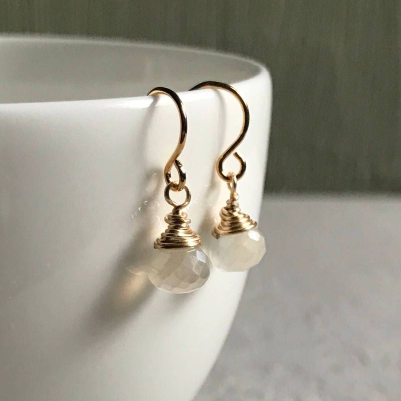 Perle Weiße Chalcedon Hypoallergen Gold Tropfen Ohrringe Perle Weiße Chalcedon Hypoallergen Gold Tropfen Ohrringe von ABRIDGMENT