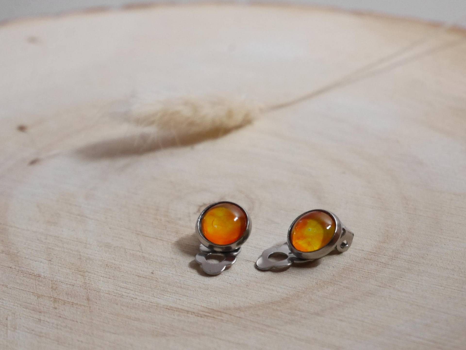 Jane | Kleine Handbemalte Ohrclips Aus Edelstahl Jane | Kleine Handbemalte Ohrclips Aus Edelstahl von ABartKunstfuchs