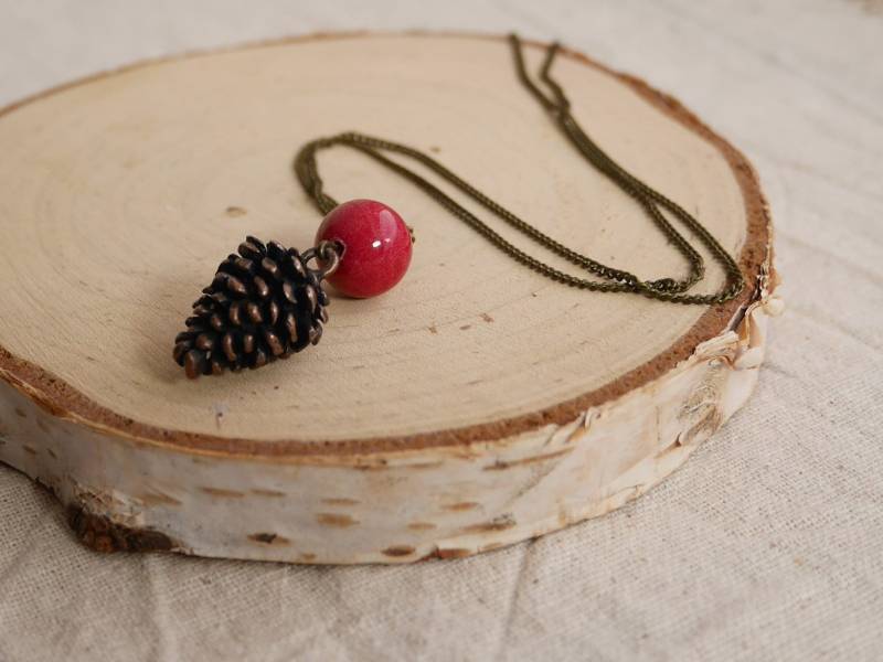 Kette Mit Anhängern Und Roter Perle von ABartKunstfuchs