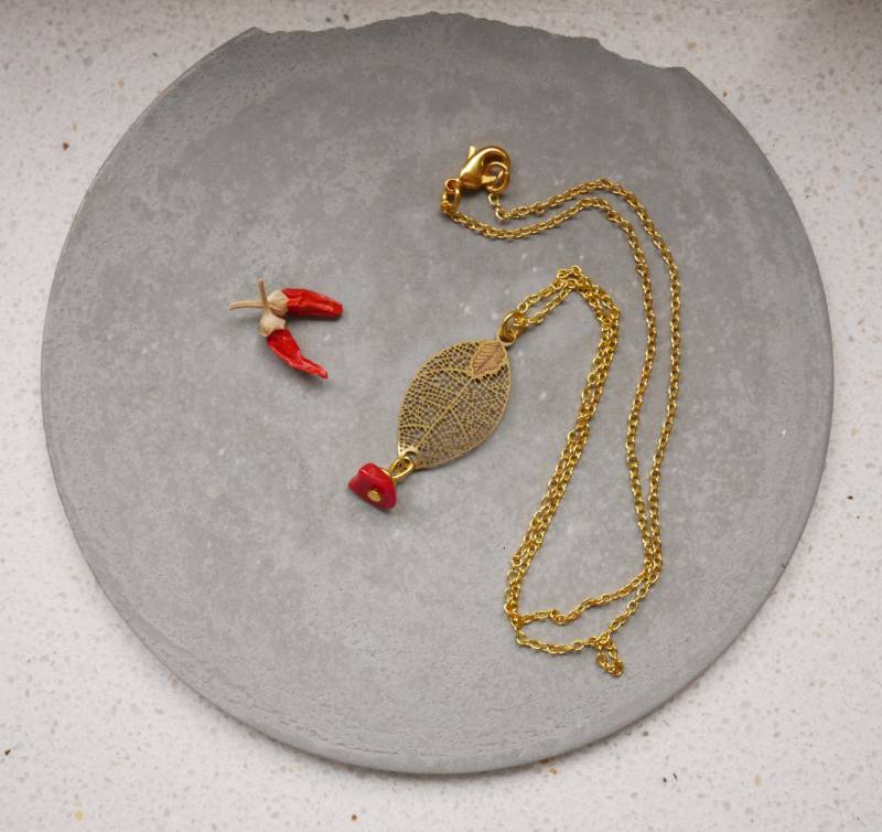 Kette Mit Einem Kleinen Roten Stein Und Blattanhänger von ABartKunstfuchs