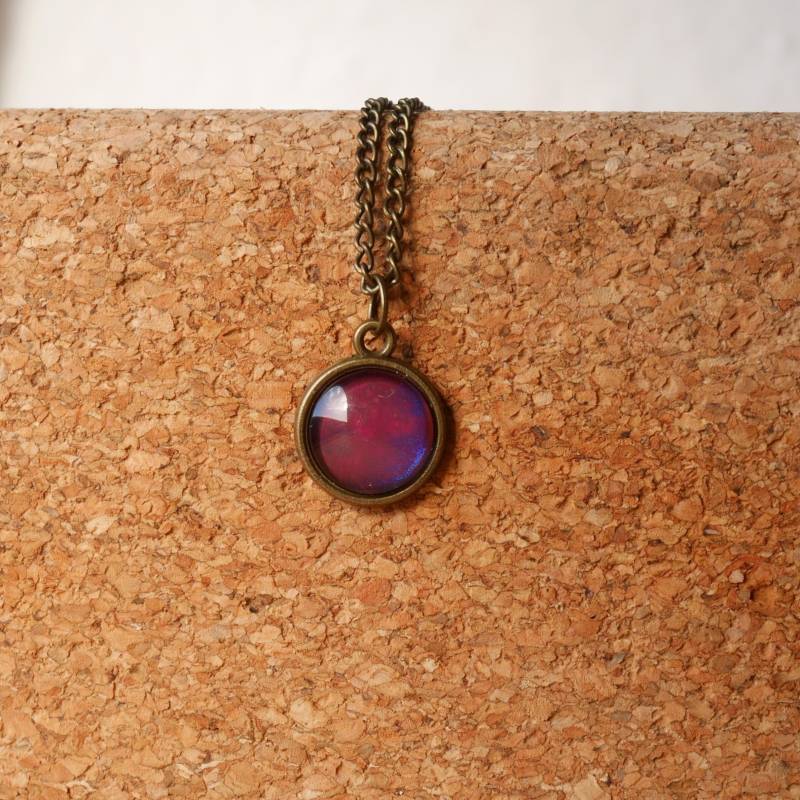 Purpurplanet | Messingkette Mit Einem Handbemalten Glascabochon von ABartKunstfuchs