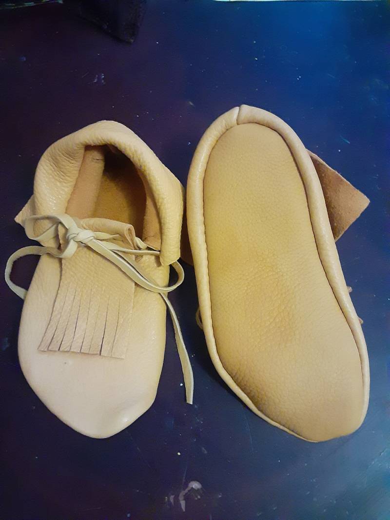 Custom Made Hand Genähte Mokassins Aus Leder Elchhaut Büffelhaut Custom Made Hand Genähte Mokassins Aus Leder Elchhaut Büffelhaut von ABaxterArt