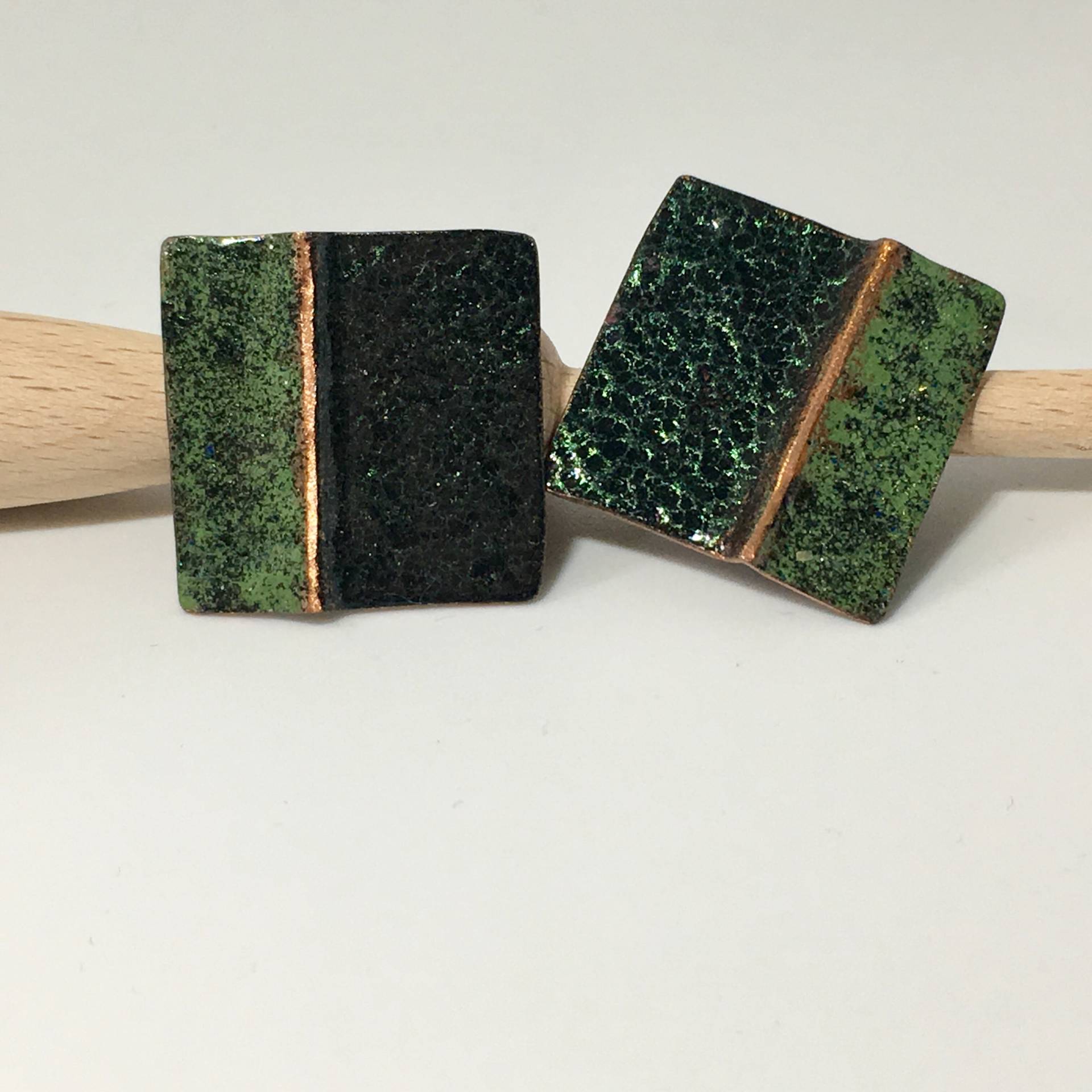 Messing-Ohrringe Mit Emaille Messing-Ohrringe Mit Emaille von ABeeZetaJewels