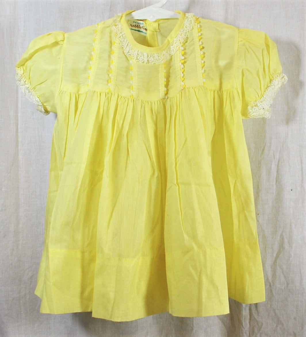 Schlussverkauf Toddle Time Baby Mädchen Kleid in Gelb Mit Spitze Und Dekorativer Borte, Von Jc Penny von ABetterTime